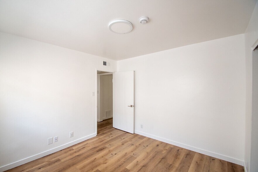 Building Photo - 14706 Dickens St