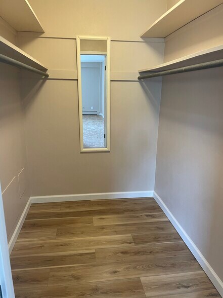 Walk in closet - primary bedroom - 1815 William Howard Taft Rd