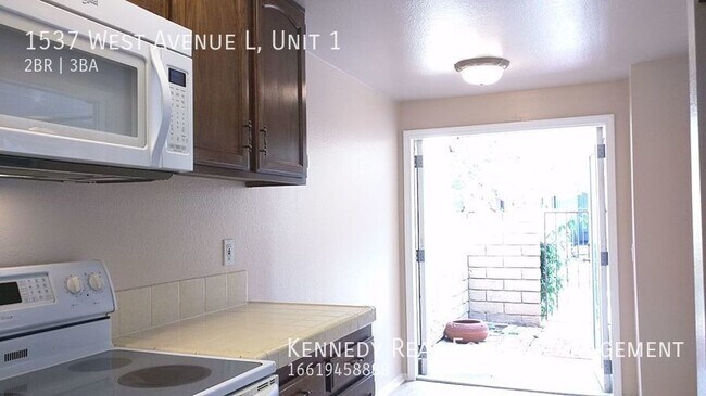Building Photo - Location, Location, Location! 2 Bedroom To...