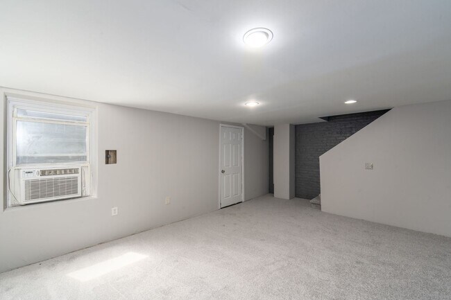 Building Photo - 3-Bedroom, 1.5 Bathroom Home in Belair-Edison