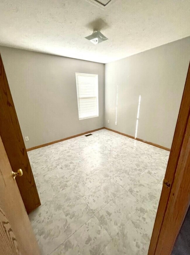 Building Photo - 5633 Kearney Ave