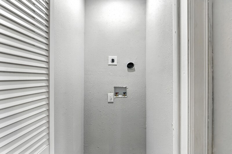 Building Photo - 2039 Dellwood Ave
