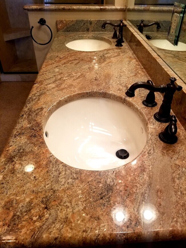 Building Photo - Class and Style! 3 Bed, 2 Bath South Hill ...