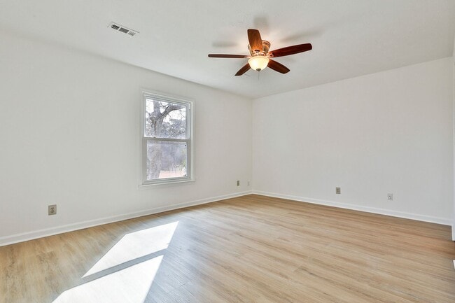 Building Photo - Updated 3 Bed 2 Bath Home in Tyrone with Private Yard and Covered Patio!