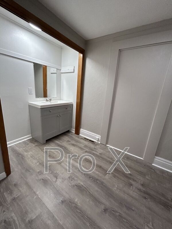 Building Photo - 810 N Elm St