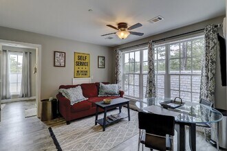 Building Photo - One Bedroom Apartment Available in Downtow...