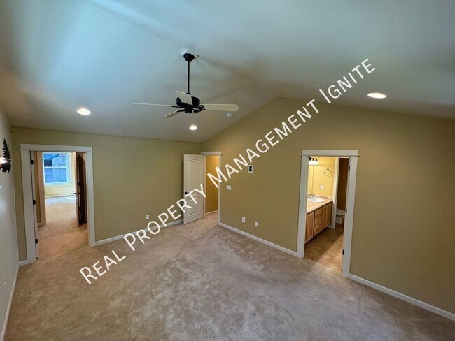 Building Photo - Immaculate Westside Home in the Pine Trees