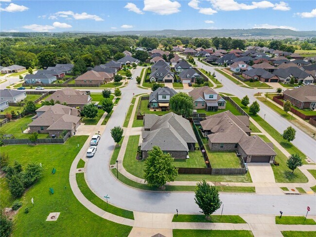 Building Photo - 5819 W Cane Hill Dr