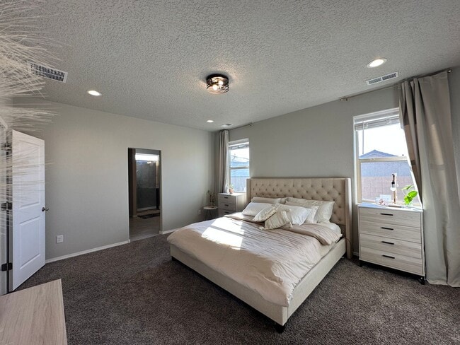 Building Photo - Beautiful Spacious Home!! Don't miss this ...