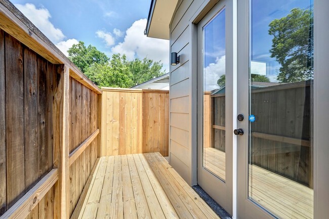 Building Photo - 907 Kern St