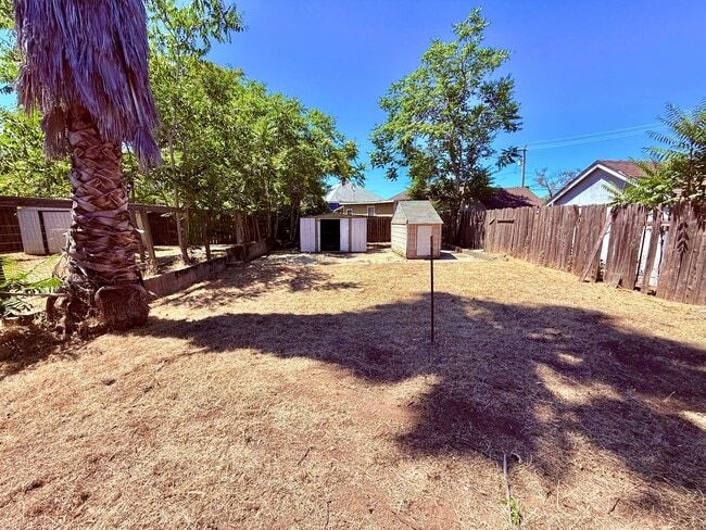 Building Photo - Charming 2-bedroom, 1-bathroom Duplex Loca...