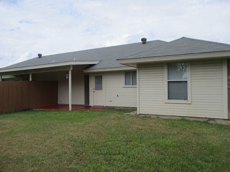 Building Photo - 163 Armadillo Ln