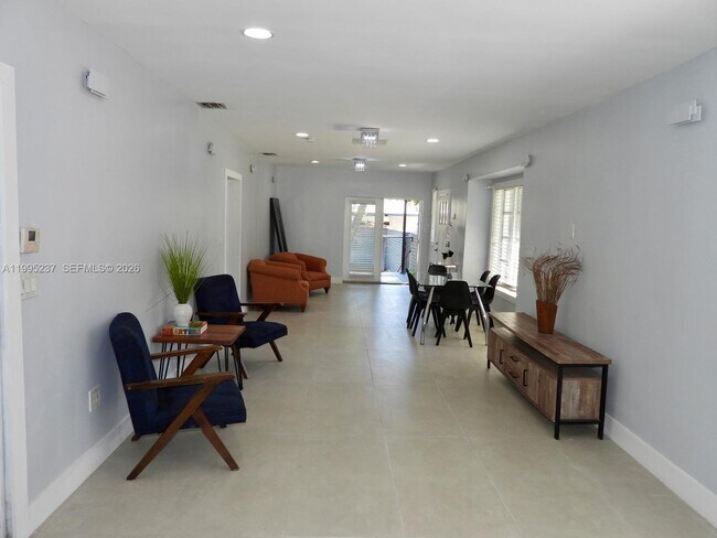 Building Photo - 715 Hollywood Blvd