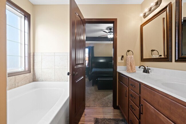 Building Photo - Nice Home in Peach Tree Subdivision Waiting for you to Call home TODAY