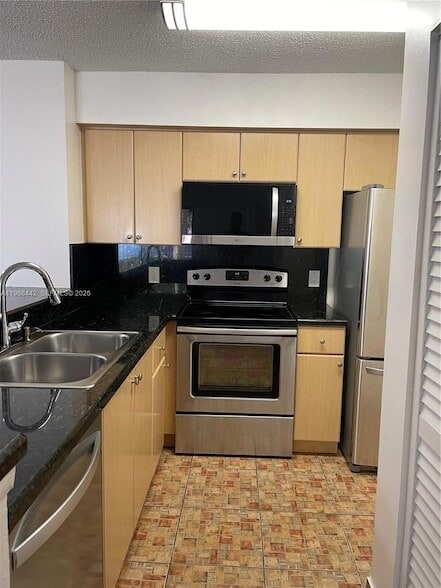 Building Photo - 570 S Park Rd