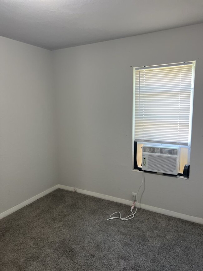 Building Photo - Cozy two Bedroom One Bath- Ask about the N...