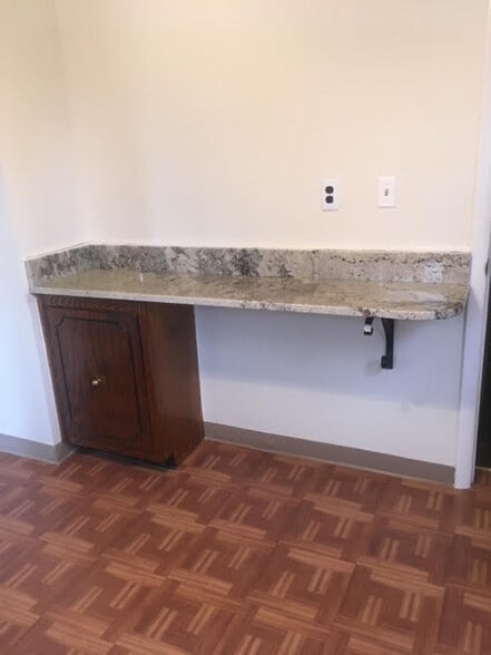 Building Photo - 67 E Hawthorne Ave