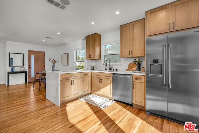 Building Photo - 616 W Ellis Ave