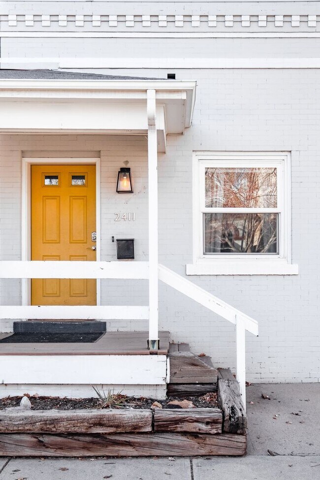 Building Photo - 2411 Tremont Pl