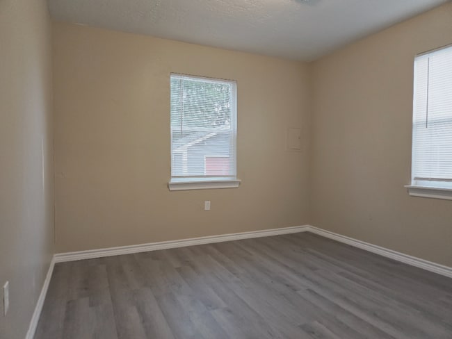 Building Photo - 1306 W Walnut Ave