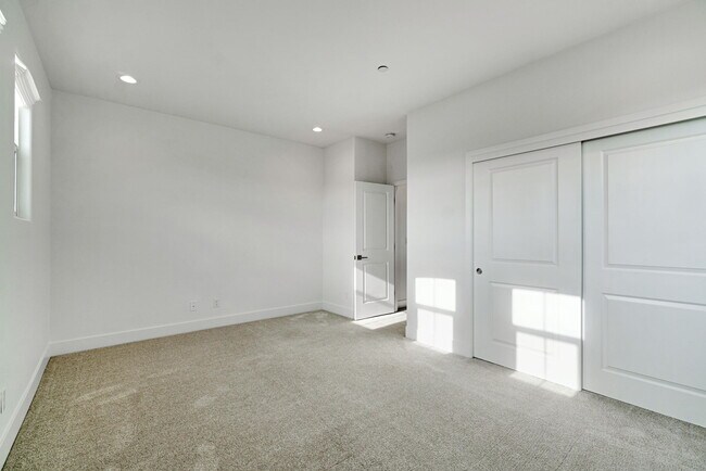 Building Photo - 863 Orchard Hills Rd