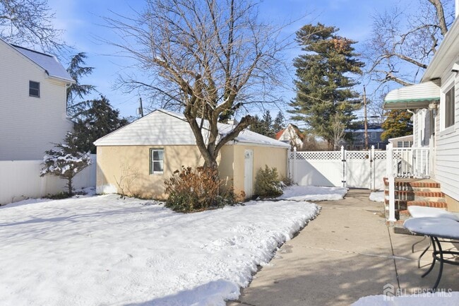 Building Photo - 219 Plainfield Rd