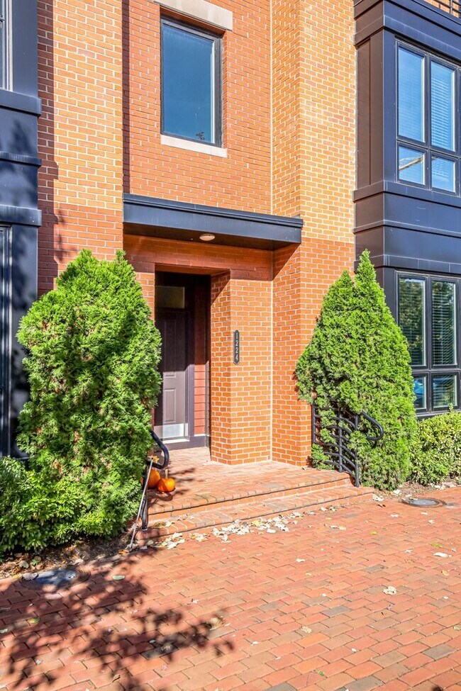 Building Photo - Updated 3br/2.5ba Condo Townhome Alexandria Walk to Metro