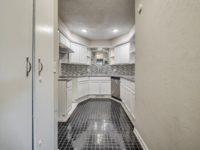 Building Photo - 6409 Miles Ln