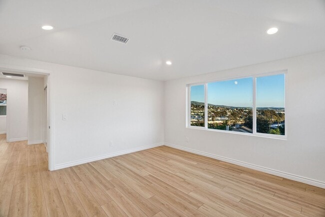 Building Photo - 4 Bedroom house with view