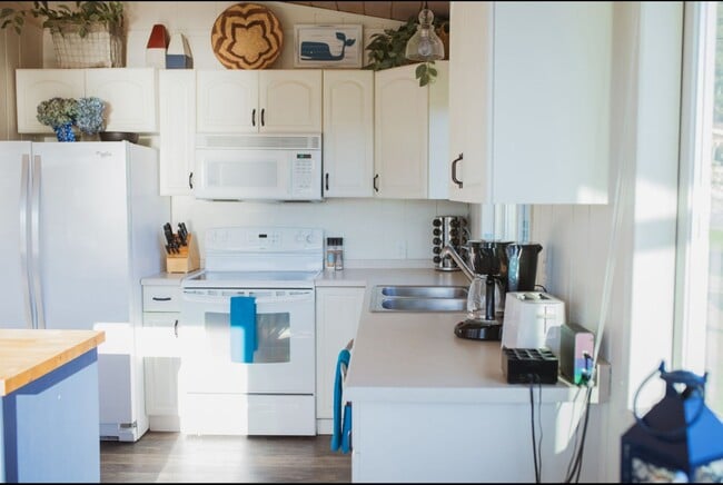 Building Photo - Charming Lummi Island Home - 2 Bedroom 2 Bathroom