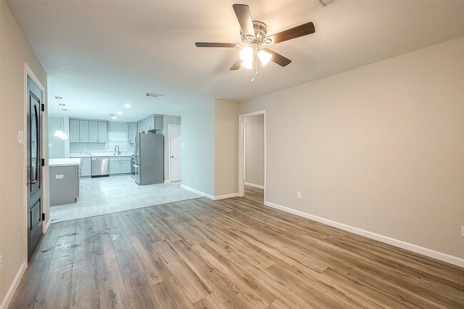 Building Photo - 5755 Heron Dr