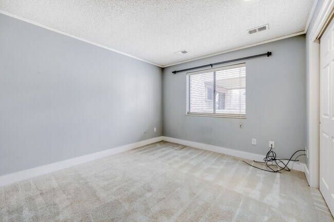 Building Photo - Charming, Classic Boulder Condo in a Prime Location - Available NOW