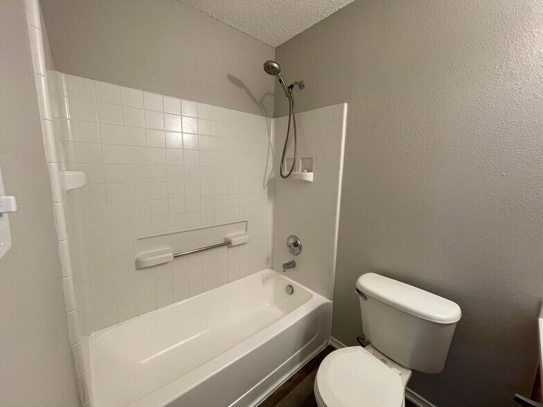 Building Photo - 5013 Waterford Dr