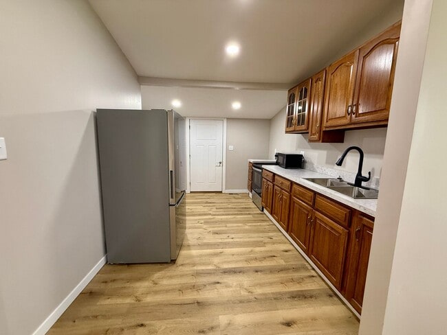 Building Photo - 1025 N 6th St