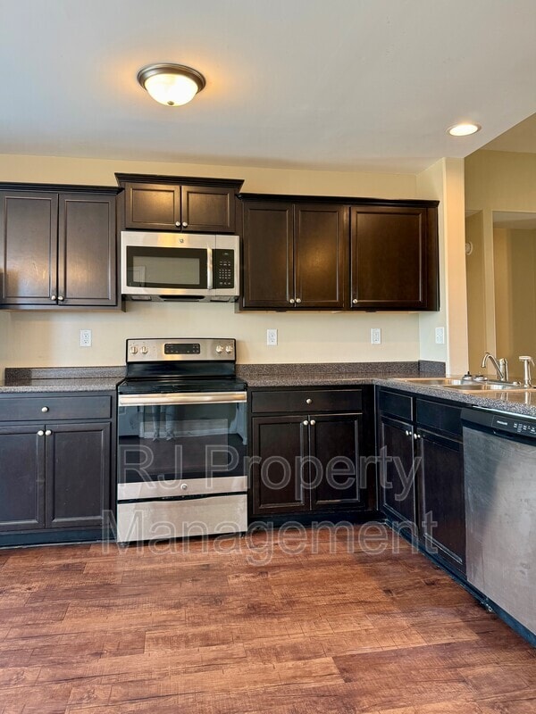 Building Photo - 5520 Kaitlyn Dr E