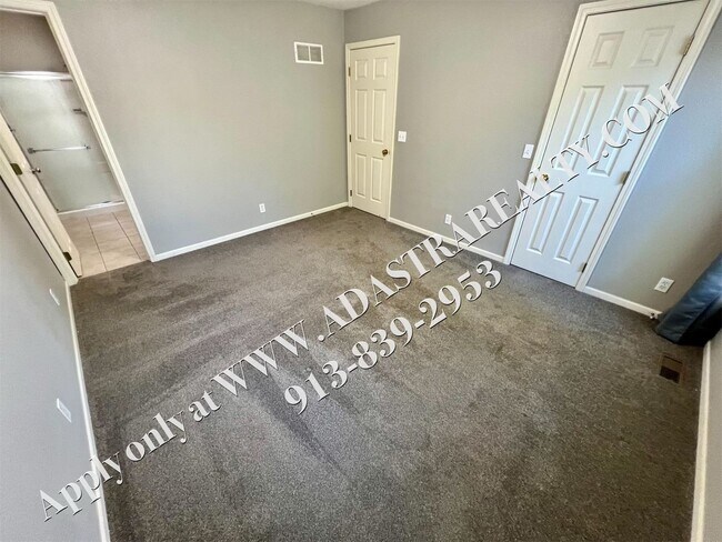 Building Photo - Beautiful 4 Bed Townhome in Gardner-Coming...