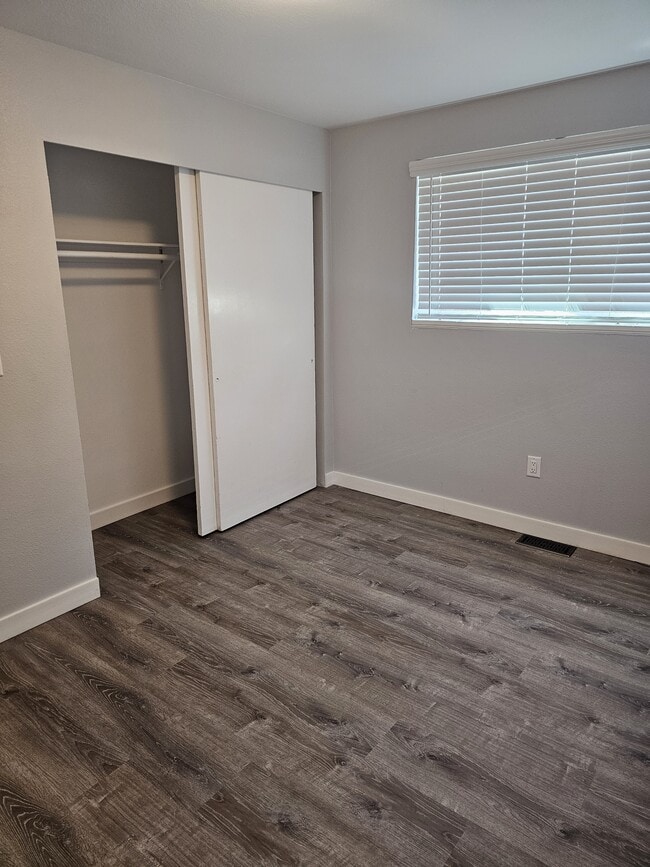 Building Photo - 813 Riverside Dr