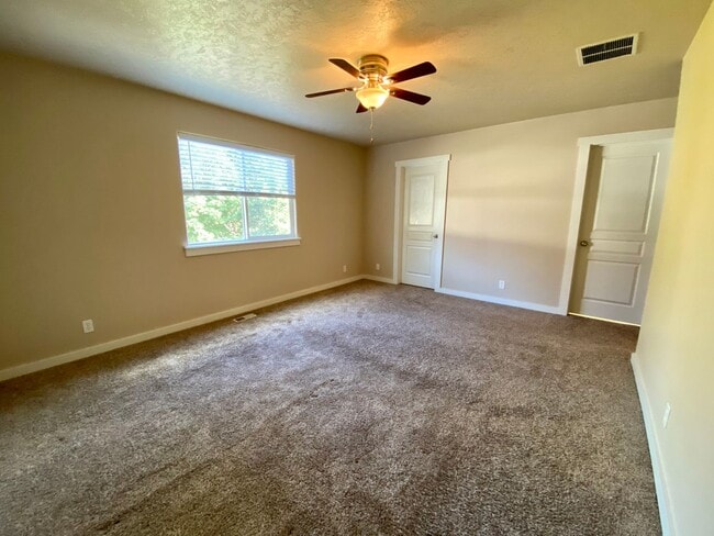 Building Photo - Lovely 4 Bedroom (+ Large bonus room) in B...