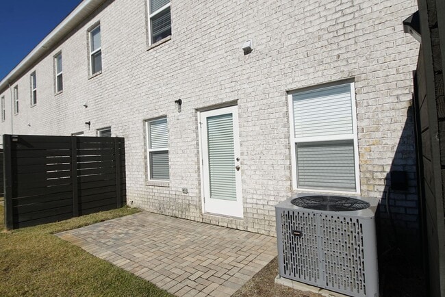 Building Photo - Great Location in Fort Walton Beach Near Bases and Hospital.