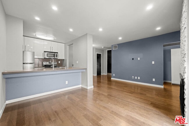 Building Photo - 141 S Clark Dr