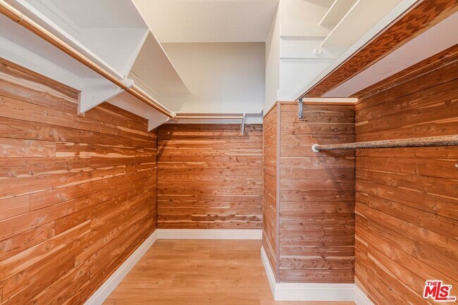 Building Photo - 818 N Doheny Dr