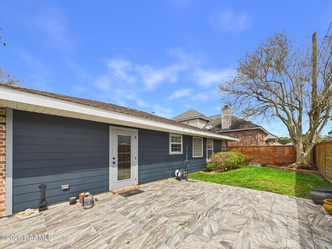 Building Photo - 115 La Rue Vil