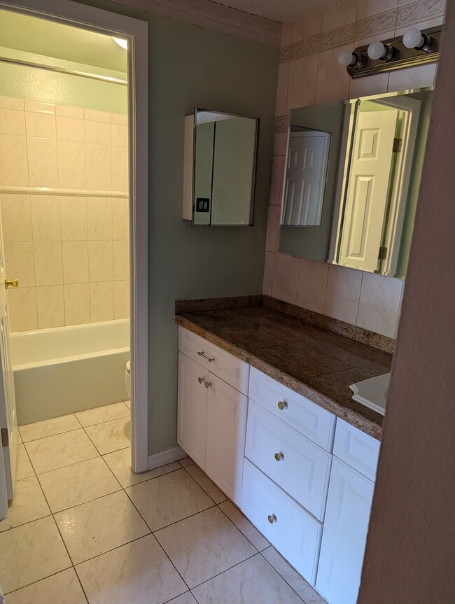 Building Photo - 1302 S Parker Rd