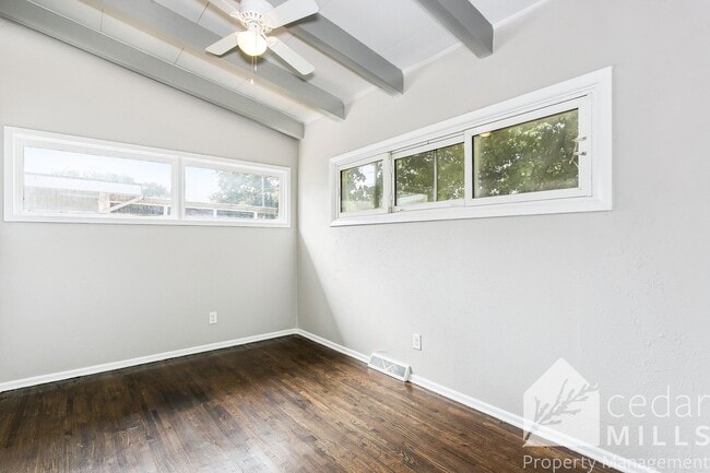Building Photo - 811 N Chipper Ln