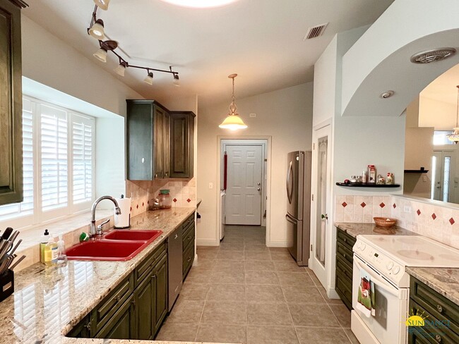 Building Photo - Custom home in the heart of Fort Walton Be...