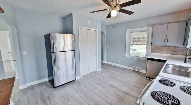 Building Photo - 4 Bed / 2 Bath Single Family Home