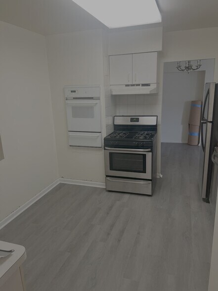 Kitchen - 9009 Golf Rd