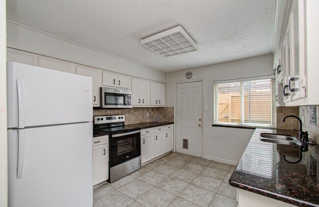 Building Photo - 823 S Ripple Creek Dr