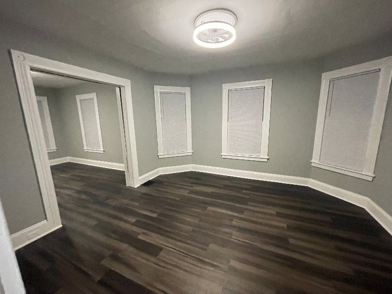 Building Photo - 595 William St