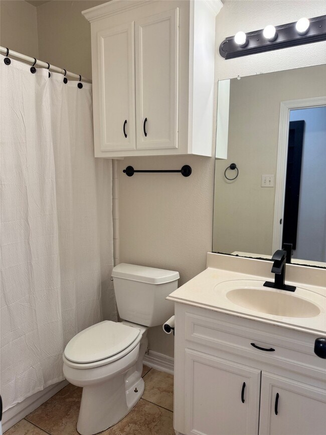 Building Photo - 2227 Oakwell Ln